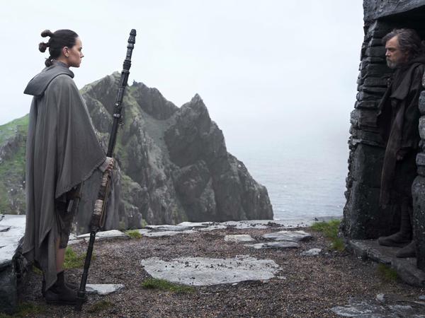"Star Wars" kennt neuerdings Sternenkriegerinnen: Rey (Daisy Ridley) trifft Luke Skywalker (Mark Hamill) in "Star Wars - Die letzten Jedi". 