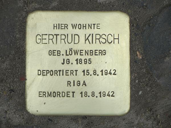 Der Stolperstein für Gertrud Kirsch in der Güntzelstraße 62 in Berlin-Wilmersdorf.