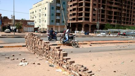 Sogar die Barrikaden sind armselig. Putschgegner in Sudans Hauptstadt Khartum. 