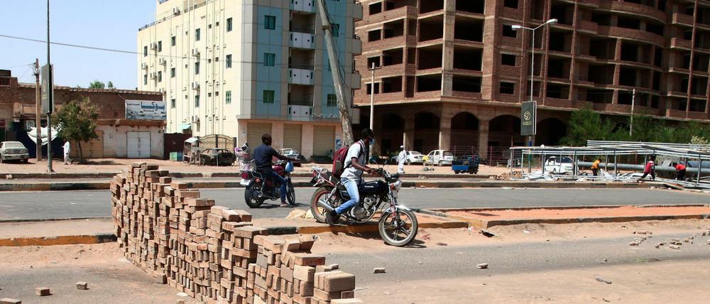 Sogar die Barrikaden sind armselig. Putschgegner in Sudans Hauptstadt Khartum. 