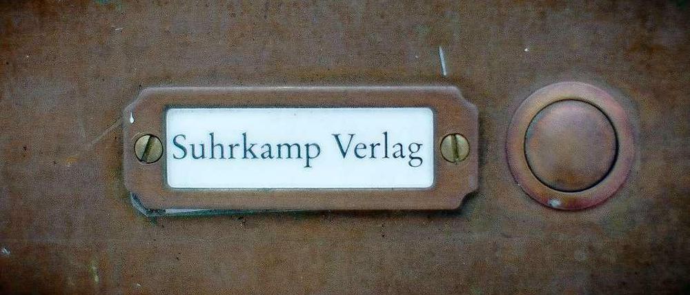 Das Klingeschild des Verlags in der Suhrkamp-Berkéwicz-Villa in Nikolassee.