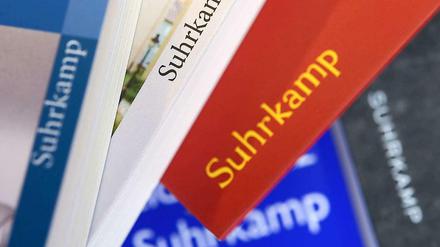 Der Suhrkamp Verlag ist angekratzt: Minderheitsgesellschafter Hans Barlach und Suhrkamp-Verlegerin Ulla Unseld-Berkéwciz stehen sich vor Gericht gegenüber.