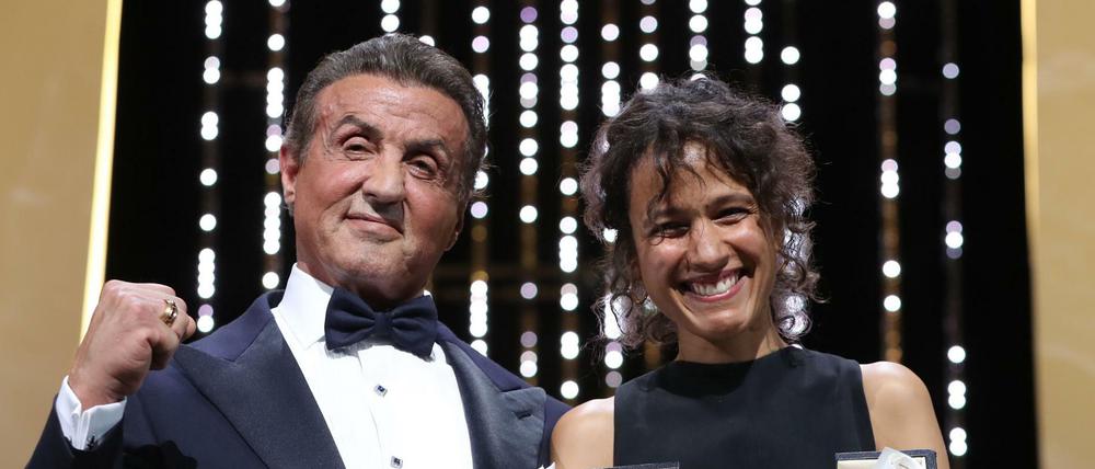 Die französische Regisseurin Mati Diop, hier neben Laudator Sylvester Stallone, freut sich über den Großen Preis der Jury für ihr Debüt "Atlantique". 