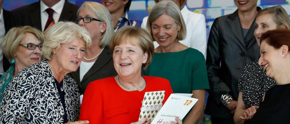 Auch die Kanzlerin schaut kurz vorbei. Kulturstaatsministerin Monika Grütters (CDU, l.) im Kreis ihrer Mitstreiterinnen.