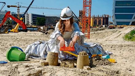 Tänzerin Johanna Lemke baut Sandburgen auf der Baustelle vor dem Berliner Schloss