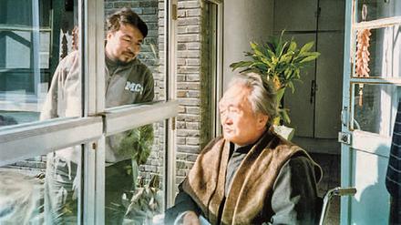 Vater und Sohn. Ai Weiwei (links) und Ai Qing 1995 in ihrem Haus in Dongsi Shisantiao, Peking 1995.
