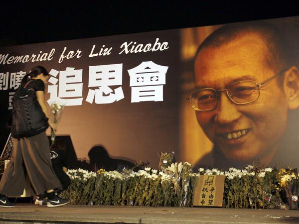 Trauer um Liu Xiaobo in einem Park in Hongkong. 