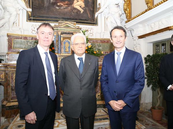 Honoratioren sonder Zahl: Die Firma Sky übergibt den reproduzierten Caravaggio an den italienischen Staatspräsidenten Sergio Mattarella (Mitte).