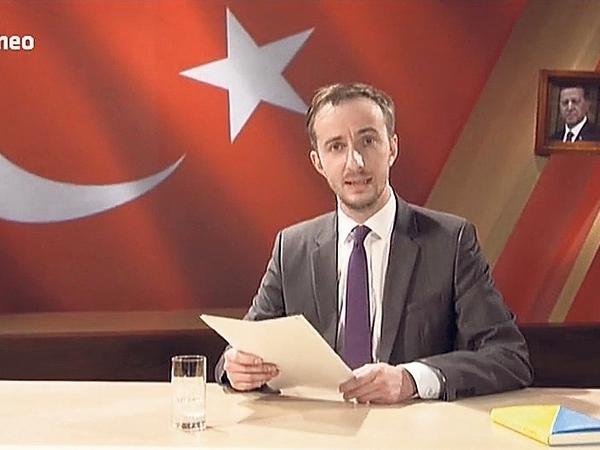 Vor türkischer Flagge: Jan Böhmermann trägt seine "Schmähkritik" vor - im präsidialen Stil. 