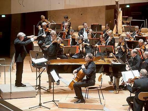 Jukka-Pekka Saraste dirigiert das WDR Sinfonieorchester Köln. In der Mitte: Cello-Solist Martin Löhr