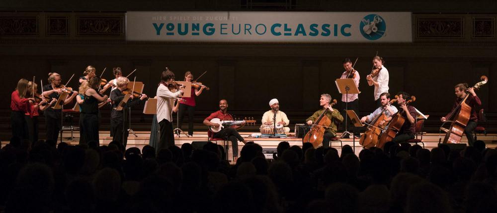 Das O/Modernt Kammarorkester mit Cellist Matthew Barley, Tabla-Spieler Sukhvinder Singh und Sarod-Spieler Soumik Datta