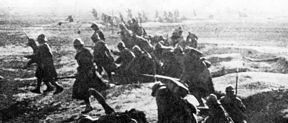 Französische Soldaten klettern während der Schlacht um die ostfranzösische Stadt Verdun zu einem Angriff aus ihren Schützengräben (Archivfoto von 1916). 