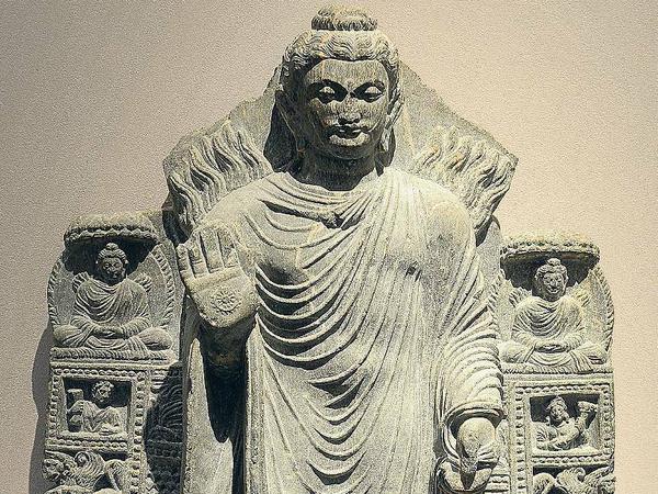 Nicht nur Seide. In die Buddha-Figur sind Einflüsse verschiedener Regionen eingegangen. Mit König Amanullah kam die Skulptur aus Afghanistan nach Berlin und in die Staatlichen Museen. Die aus Schiefer gemeißelte Skulptur, über 1700 Jahre alt, stammt von einem Knotenpunkt der Seidenstraße. Sie kommt jetzt ins Humboldt-Forum. 