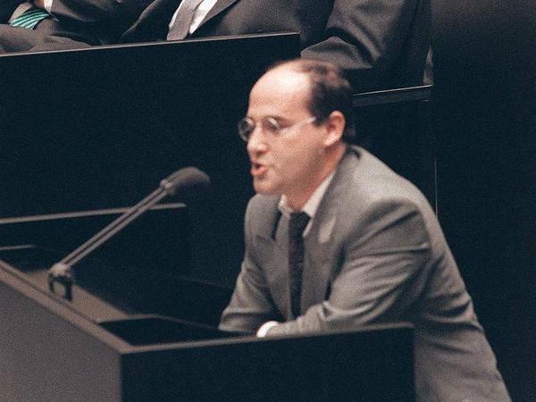 Fröhliche Gesellen. Der PDS-Vorsitzende Gregor Gysi redet auf der ersten Sitzung des gesamtdeutschen Parlaments in Berlin am 4. Oktober 1990, einen Tag nach Vollzug der deutschen Einheit.