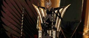 Einzug der Königin. Begleitet von einer Gladiatoren-Armee schwebt Madonna auf die Halbzeitbühne des Super Bowl.