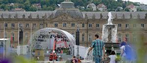 Eine Bühne ist für den Kirchentag, der heute Abend beginnt, mitten auf dem Stuttgarter Schlossplatz aufgebaut.