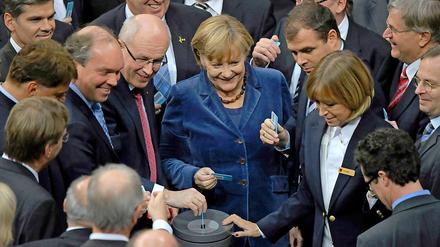 Bevor sie zum EU-Gipfel fährt, muss Merkel die Abstimmung im Bundestag abwarten. 