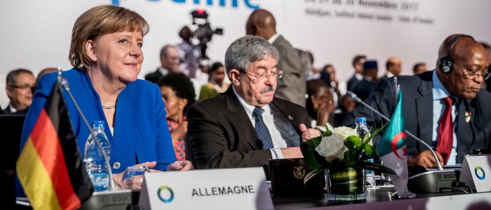 Afrika und Europa - auf Augenhöhe nur am Konferenztisch: Bundeskanzlerin Angela Merkel neben Algeriens Ministerpräsident Ahmed Ouyahia (Mitte) und Südafrikas Präsident Jacob Zuma beim Gipfel in Abidjan am Mittwoch