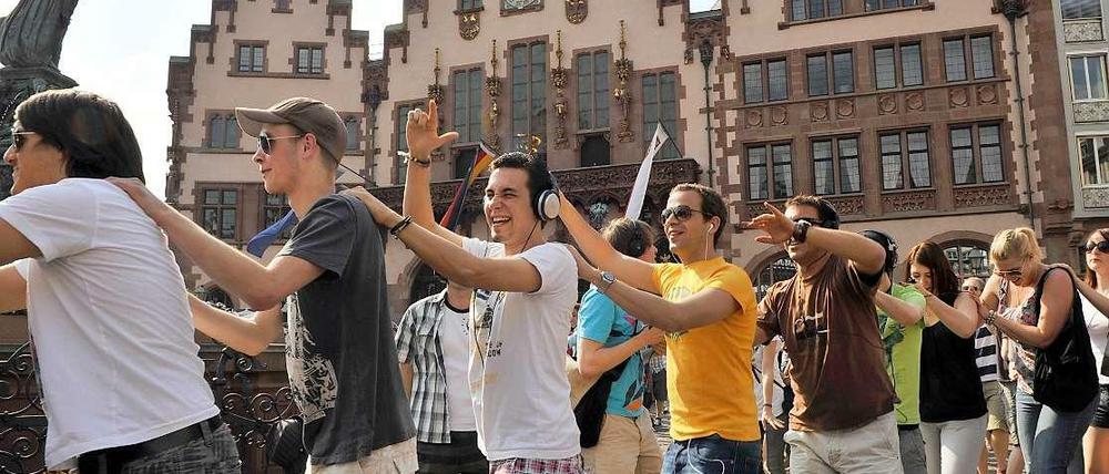Im Jahr 2011 protestieren Jugendliche in Frankfurt/Main mit einem Flashmob an Karfreitag gegen das Tanzverbot