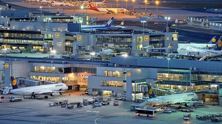 Der Frankfurter Flughafen. Sollten die Abgeordneten im Europäischen Parlament dem Abkommen über die Weitergabe von Fluggastdaten mit dem USA zustimmen, wird die Grenze zum Präventionsstaat überschritten, meint Jan Phillip Albrecht. 