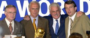 Vier gewinnen. Die Mitglieder des DFB-Bewerbungskommitees für die WM 2006 Horst R. Schmidt (Generalsekretär), Franz Beckenbauer (Bewerbungschef), Fedor Radmann (Koordinator) und DFB-Mediendirektor Wolfgang Niersbach (von links).