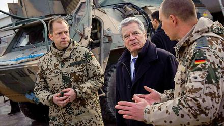 Bundespräsident Joachim Gauck bei einem Truppenbesuch in Afghanistan. 
