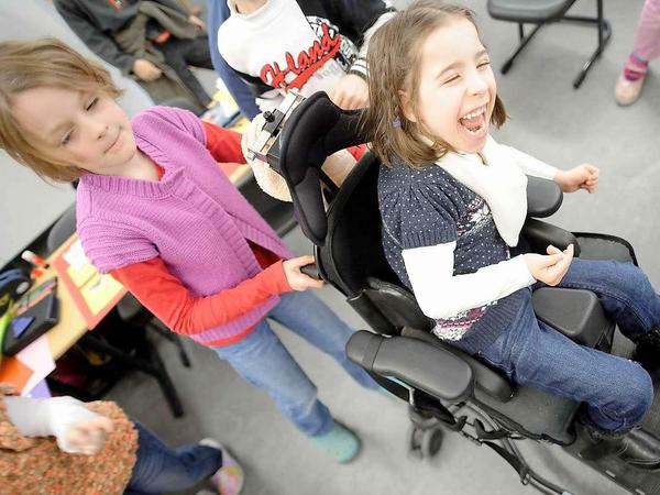 Gemeinsam nach vorn. Wie hier im nordrhein-westfälischen Neuss sollen auch an Berliner Schulen Behinderte und Nicht-Behinderte zukünftig mehr gemeinsam lernen.