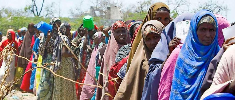 Somalische Frauen stehen Schlange in Mogadischu und warten auf Lebensmittelhilfen des Roten Kreuzes (2011). Als Schlüssel der Entwicklungspolitik gelten aber längst nicht mehr direkte Hilfen, sondern die Hilfe beim Aufbau effizienter Regierungsstrukturen ("Good Governance").