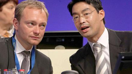 Christian Lindner und Philipp Rösler beim Bundesparteitag der FDP im Mai 2011. Die Führungskrise bei den Liberalen spitzt sich nach Lindners Rücktritt zu.