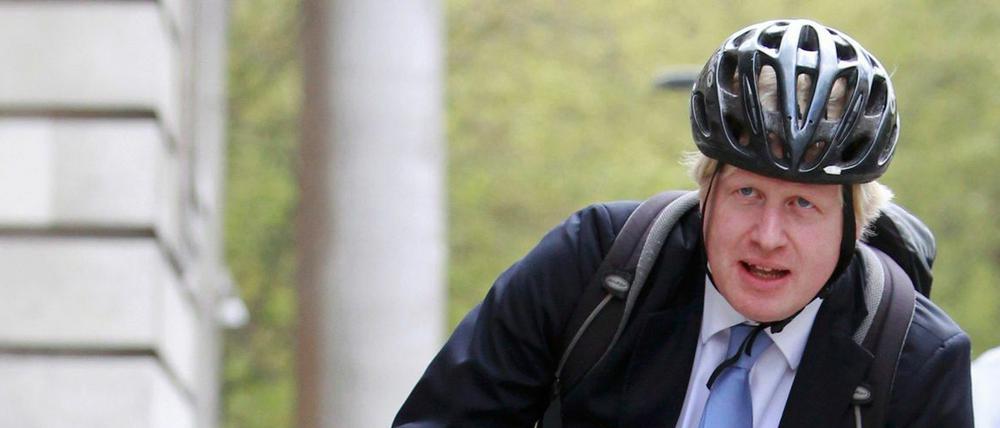 Londons Bürgermeister Boris Johnson mit Fahrrad und Helm.