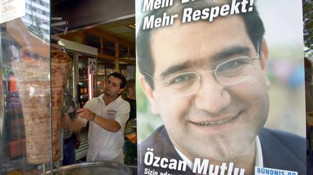 Bei der vergangenen Wahl zum Berliner Abgeordnetenhaus warb Özcan Mutlu auf Deutsch und Türkisch um Stimmen.