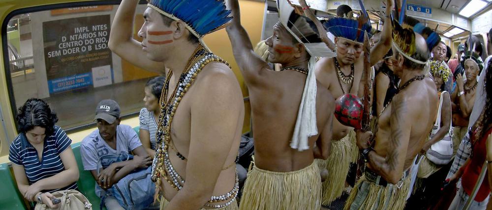 Männer vom Stamm der Potiguaras, brasilianische Ureiwohner, fahren in Rio de Janeiro mit der U-Bahn zum Umweltgipfel im Kongresszentrum.