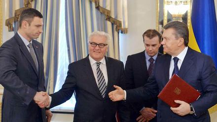Erfolgreich vermittelt. Der deutshce Außenminister Frank-Walter Steinmeier (mitte) in der Ukraine mit den politischen Gegnern Vitali Klitschko (l.) und Viktor Janukowitsch.