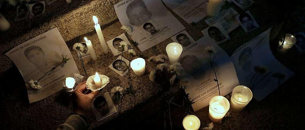 Bilder der ermordeten mexikanischen Studenten bei einer Mahnwache in Mexiko-City.