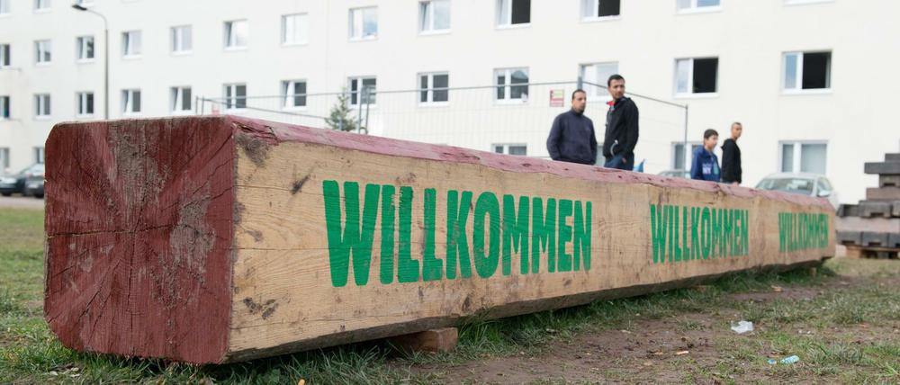 Eine Holzbank mit der Aufschrift "Willkommen" auf dem Gelände der Erstaufnahmestelle in Suhl.