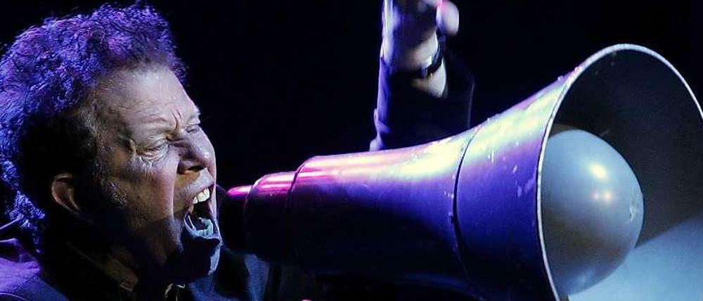 Musiker Tom Waits singt in ein Megaphon.