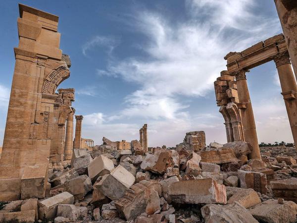 Die Ruinen der Oasenstadt Palmyra in Syrien, die durch ISIS Kämpfer zerstört wurden.