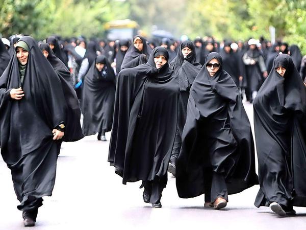 Der Tschador wird im Iran getragen. Eine Vollverschleierung ist er aber nicht, denn das Gesicht bleibt frei.