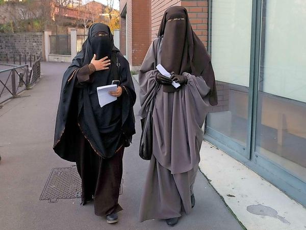 Frauen mit Gesichtsschleier, Niqab genannt. Um ihn geht es vor allem in der deutschen Debatte.