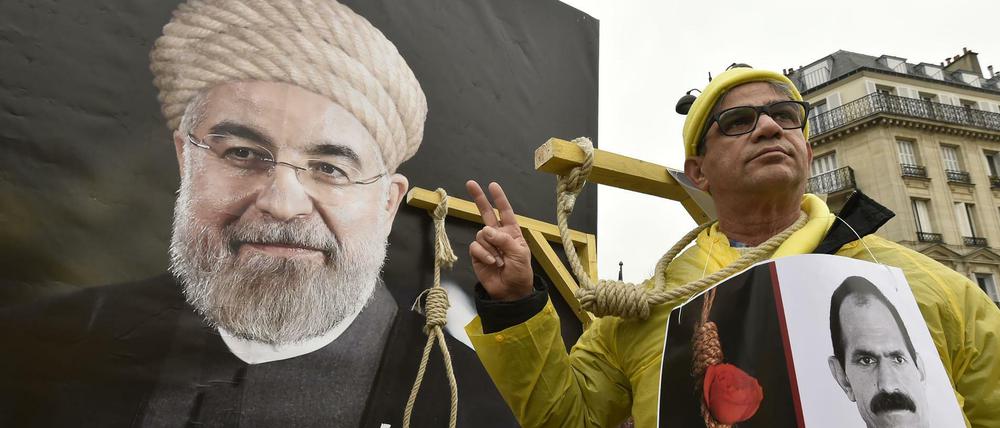Vor einem Besuch des iranischen Präsidenten Hassan Rouhani im Januar in Paris protestierten Demonstranten gegen die Todesstrafe im Iran. 