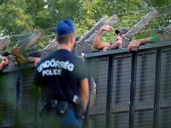 Flüchtlinge auf serbischer Seite am Grenzübergang Röszke