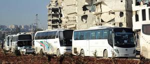 Busse stehen in Aleppo für die Evakuierung bereit.