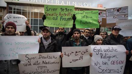 Gewalt und Sexismus haben nichts mit Herkunft, Religion und Kultur zu tun. Vor dem Kölner Hauptbahnhof demonstrieren syrische Flüchtlinge: "Nein zu den Übergriffen von Köln!"