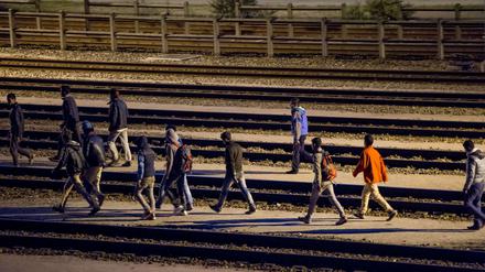 Flüchtlinge laufen auf den Gleisen am Eurotunnel.