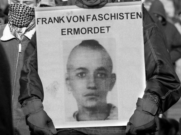 Der 17-jährige Punk Frank Böttcher wird am 8. Februar 1997 von einem Gleichaltrigen mit Tritten und Messerstichen malträtiert und stirbt später im Krankenhaus.