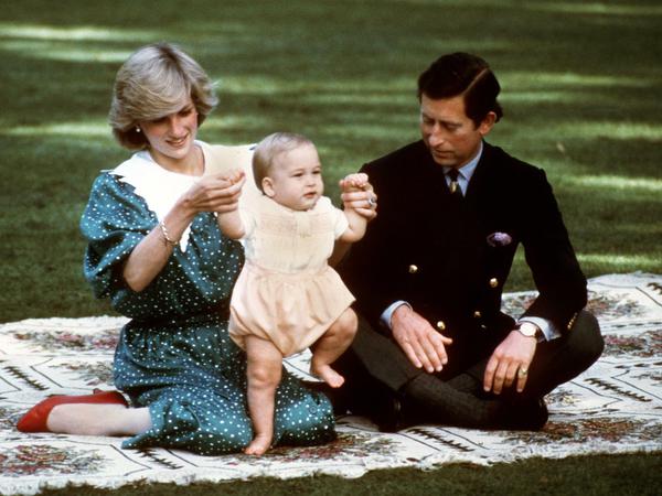 Beim Staatsbesuch in Australien 1983 posieren Prinzessin Diana und Prinz Charles mit Baby William.