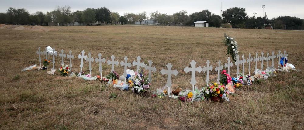 Weiße Kreuze erinnern an 26 Menschen, die Devin Patrick Kelley am 5. November 2017 während eines Sonntagsgottesdienstes erschoss.