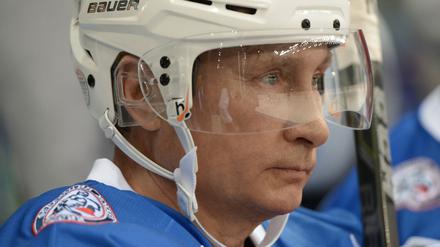 Robustes Vorgehen gegen unabhängige Medien und die Zivilgesellschaft: Russlands Präsident Wladimir Putin posiert im Hockey-Dress.