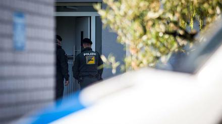 Polizisten durchsuchen nach der Festnahme von Sergej W. ein Haus in Rottenburg am Neckar.