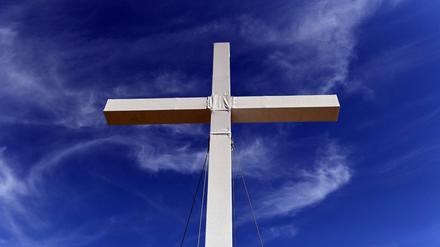 Ein großes Kreuz in Lutherstadt Wittenberg (Sachsen-Anhalt) auf der Festwiese.